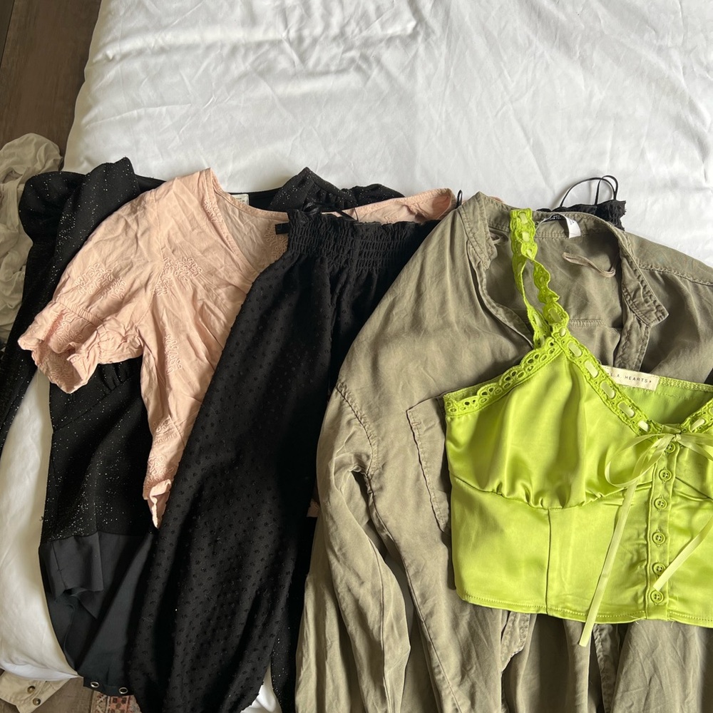 FIVE SHIRT BUNDLE!! All XS-S.